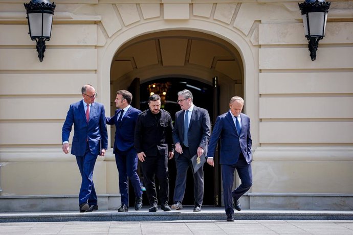 10 de maio de 2025, Ucrânia, Kiev: (E-D) O chanceler alemão Friedrich Merz, o presidente francês Emmanuel Macron, o presidente ucraniano Volodymyr Zelensky, o primeiro-ministro britânico Keir Starmer e o primeiro-ministro polonês Donald Tusk saem do Palác