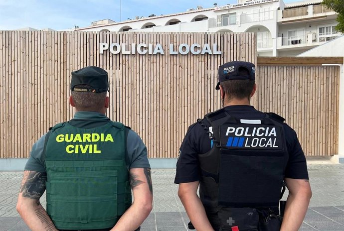 Un agente de la Guardia Civil y uno de la Policía Local de Sant Antoni