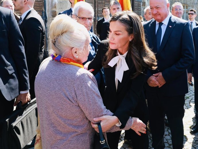 Los Reyes, junto a responsables españoles de la Amical de Mauthausen y familiares de víctimas del campo de concentración.