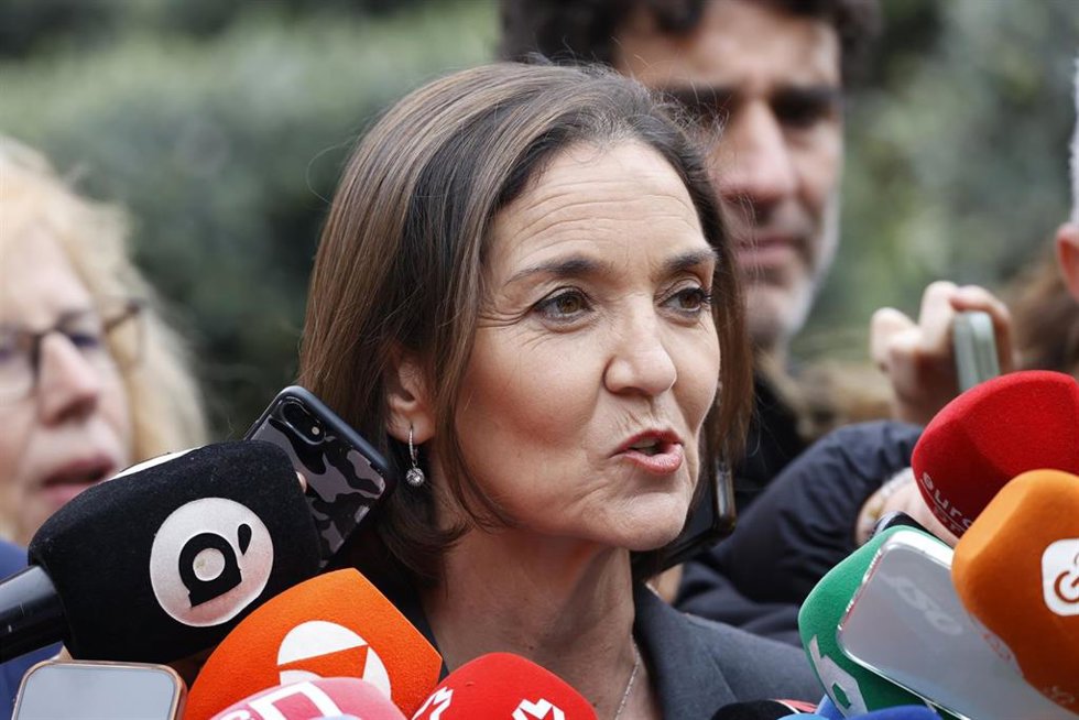 La portavoz del PSOE en el Ayuntamiento de Madrid, Reyes Maroto, atiende a los medios, a 22 de abril de 2025, en Madrid (España).