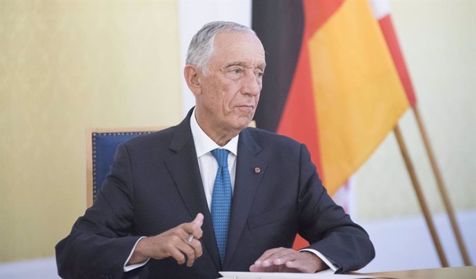 Archivo - FILED - 08 August 2019, Mecklenburg-Western Pomerania, Rostock: Marcelo Rebelo de Sousa, President of Portugal, signs the guestbook of the Hanseatic city in the presence of Roland Methling, Lord Mayor of Rostock. Photo: Frank Hormann/dpa-Zentral