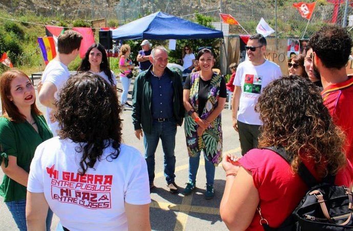 O secretário-geral do PCE e porta-voz parlamentar da IU no Congresso, Enrique Santiago, e o coordenador provincial da IU Málaga, Toni Morillas, durante uma reunião de comemoração republicana organizada pelo PCE em Casabermeja.