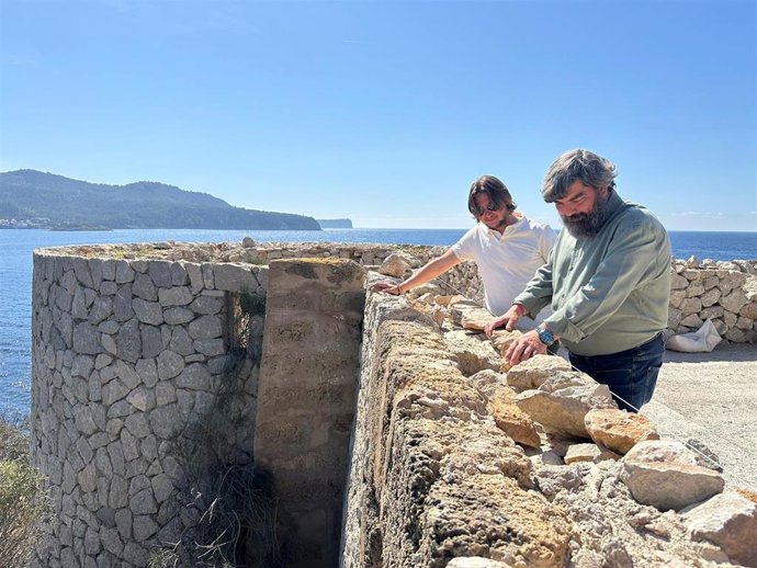 El vicepresidente segundo del Consell y conseller insular de Medio Ambiente, Medio Rural y Deportes, Pedro Bestard, visita las obras que se están realizando en el mirador de Na Miranda