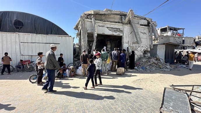 May 10, 2025, Khan Yunis, Gaza Strip, Palestinian Territory: Palestinians use machines to grind dried lentils, pasta and legumes to be used as a replacement for flour during a shortage at a mill in Khan Yunis camp for refugees in the southern Gaza Strip, 