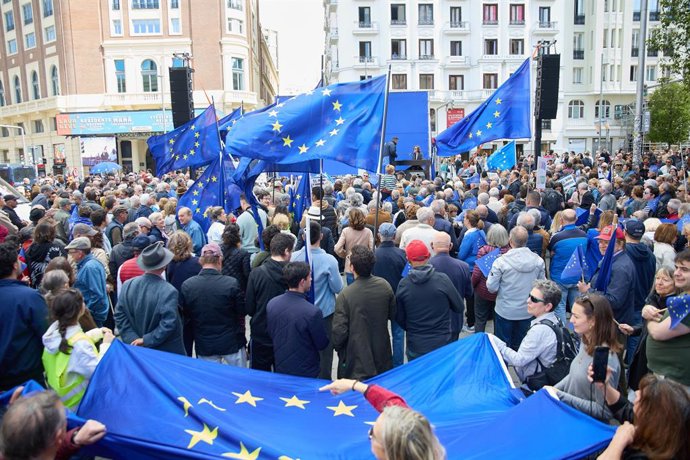 Decenas de personas durante la concentración en defensa de Europa y la democracia, en la Plaza de Callao, a 11 de mayo de 2025, en Madrid (España). Esta protesta está organizada por un numeroso grupo de personas de la cultura, la universidad y la comunica