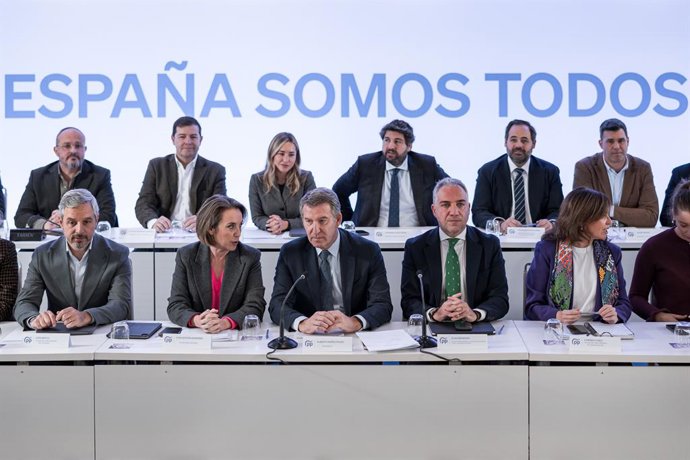 Archivo - Arquivo - (E-D) O deputado do PP Juan Bravo; o secretário geral do PP, Cuca Gamarra; o presidente do PP, Alberto Núñez Feijóo e o secretário adjunto de Coordenação Autônoma e Local do PP, Elías Bendodo, durante uma reunião do Comitê Executivo do