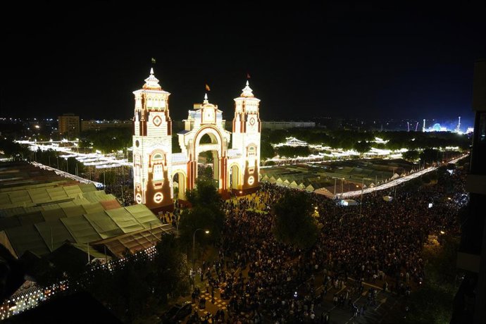 Miles de persona esperan el pistoletazo de salida de la Feria del 2025. A 6 de mayo de 2025 en Sevilla (Andalucía, España). 