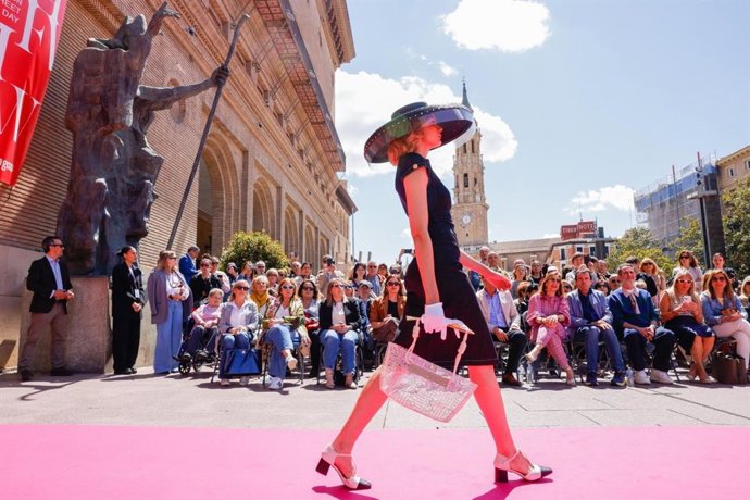 La alcaldesa de Zaragoza, Natalia Chueca, al fondo, durante uno de los desfiles del Fashion Street Day celebrado este domingo en la plaza del Pilar de la capital aragonesa.