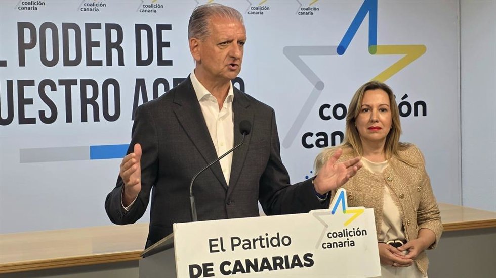 El secretario general de CC en Tenerife, Francisco Linares, y la secretaria de Organización, Rosa Dávila, en la presentación de las ponencias al Congreso Insular