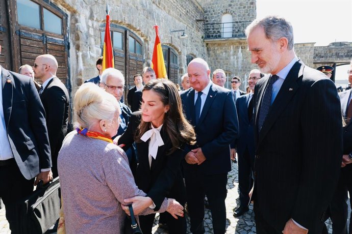 O Rei e a Rainha da Espanha, juntamente com os líderes espanhóis da Amical de Mauthausen e parentes das vítimas do campo de concentração.
