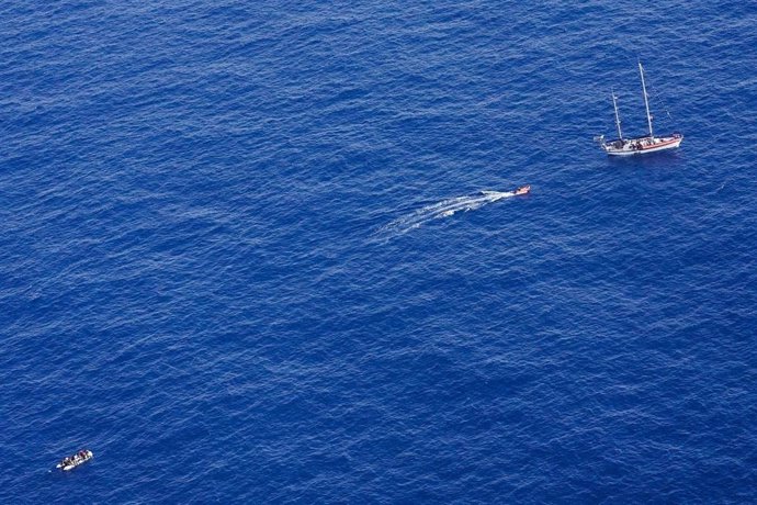 El barco de rescate 'Nadir', de la ONG Resqship, auxilia a una embarcación en el Mediterráneo
