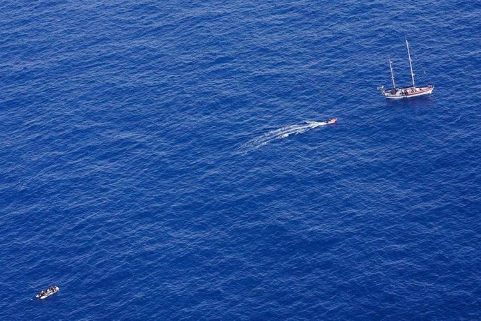 El barco de rescate 'Nadir', de la ONG Resqship, auxilia a una embarcación en el Mediterráneo