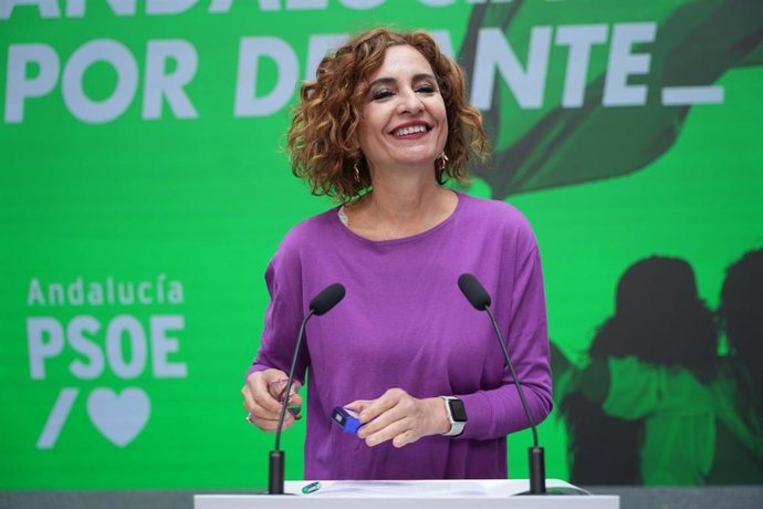 La secretaria general del PSOE de Andalucía, María Jesús Montero, en rueda de prensa en Sevilla. (Foto de archivo).