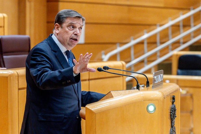 El ministro de Agricultura, Pesca y Alimentación, Luis Planas, interviene durante una sesión de control al Gobierno en el Senado, a 6 de mayo de 2025, en Madrid (España). 