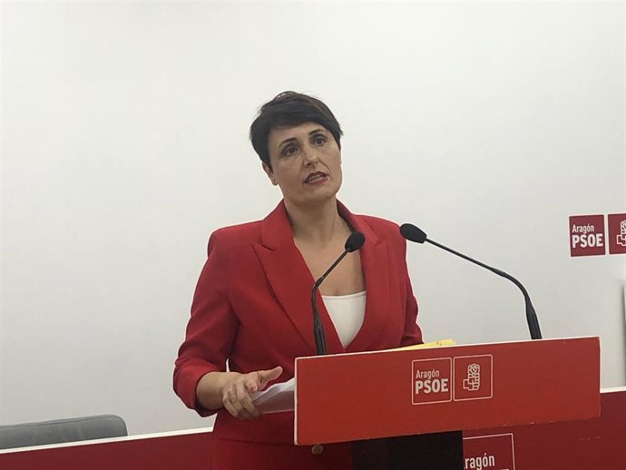 La portavoz adjunta del PSOE en las Cortes, Leticia Soria, durante su comparecencia de este domingo para reclamar al Gobierno de Aragón que impulse medidas para conservar el empleo de Alcampo en Aragón.