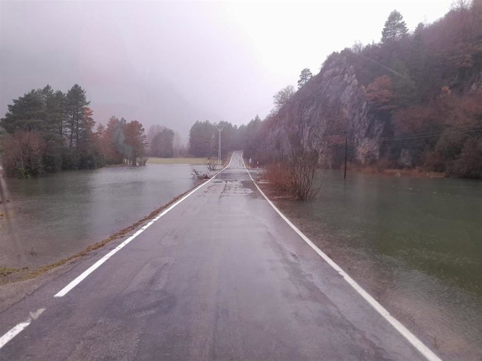 Carretera HU-V-6402 cercada por el agua tras desbordarse el embalse de Pineta.
