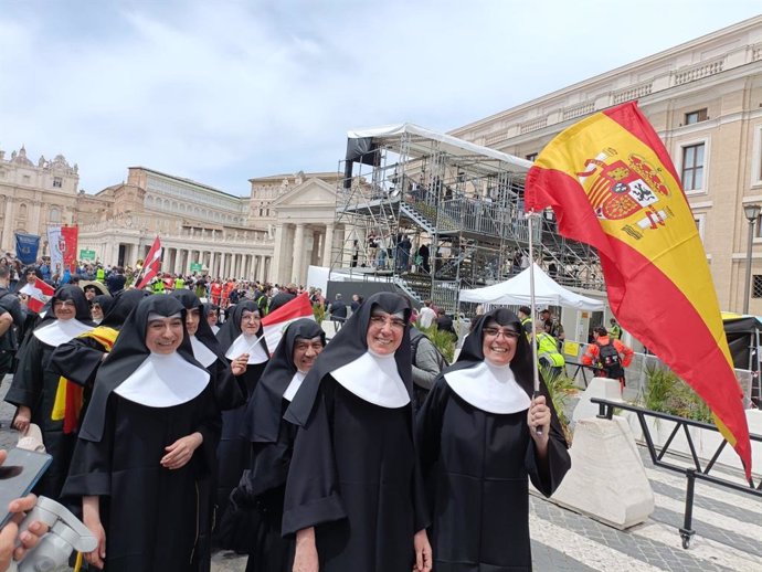 Religiosas de las Hermanitas de los Ancianos Desamparados, procedentes de España, tras el primer Regina Caeli del Papa León XIV.