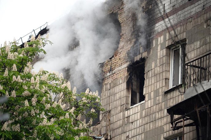 7 de maio de 2025, Kiev, Ucrânia: Um prédio danificado pela queda de destroços de um drone russo no distrito de Shevchenkivskyi, em Kiev, na Ucrânia, em 7 de maio de 2025