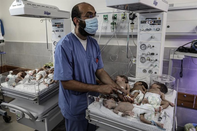 Archivo - Arquivo - 19 de novembro de 2023, Territórios Palestinos, Rafah: Recém-nascidos prematuros recebem tratamento após serem transferidos do Hospital Al-Shifa para o Hospital Al-Emarati em Rafah, no sul da Faixa de Gaza. Foto: Abed Rahim Khatib/dpa