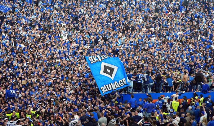 10 May 2025, Hamburg: Hamburg fans storm the pitch to celebrate the team's promotion to the 1st Bundesliga, after the German second Bundesliga soccer match between Hamburger SV and SSV Ulm 1846 at Volkspark stadium. Photo: Marcus Brandt/dpa