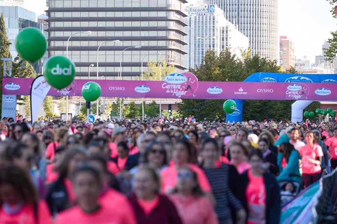 Cientos de personas durante la Carrera de la Mujer 2025, a 11 de mayo de 2025, en Madrid (España). Aparte de fomentar el ejercicio en todas las edades, esta carrera, de unos 6 kilómetros de longitud, se organiza con el fin de recaudar fondos para la inves