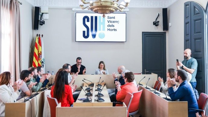 La consellera de Derechos Sociales e Inclusión, Mònica Martínez Bravo, durante su visita en el Ayuntamiento de Sant Vicenç dels Horts, con el alcalde, Miguel Comino, y otros miembros del consistorio