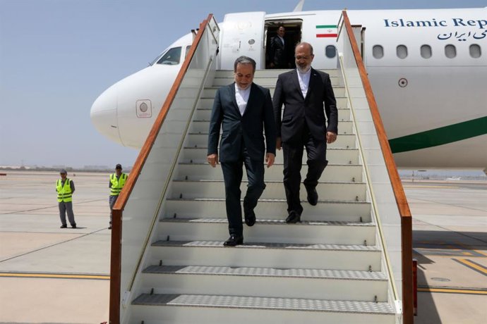 11 de maio de 2025, Mascate, Omã: O ministro das Relações Exteriores do Irã, ABBAS ARAGHCHI (à esquerda), descendo as escadas de uma aeronave ao chegar em Mascate. Em 11 de maio de 2025, o Irã e os Estados Unidos iniciaram sua quarta rodada de negociações