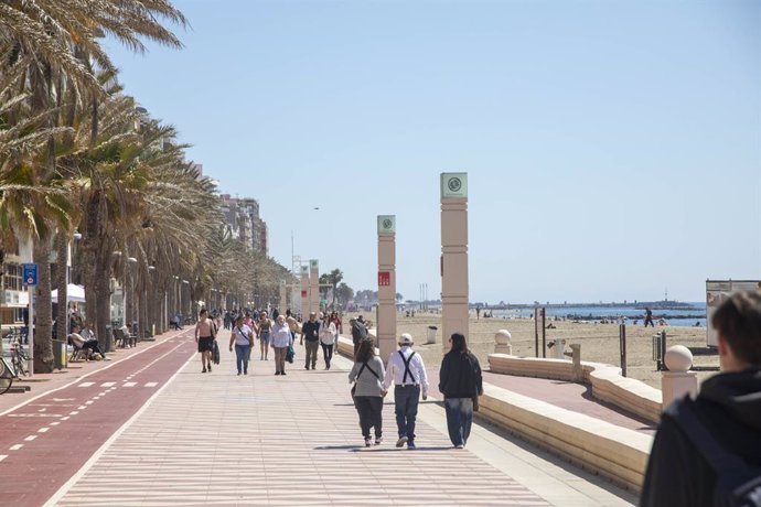 Archivo - Almerienses caminan por el paseo marítimo de la Playa del Zapillo de Almería, a 28 de marzo de 2023 en Almería (Andalucía, España).  Tras el tren de borrascas que ha dejado lluvia y nieve en la provincia de Almería, las temperaturas aumentan en 