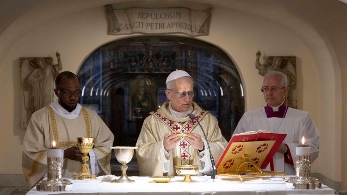 El Papa León XIV elebra misa en las Grutas Vaticanas.