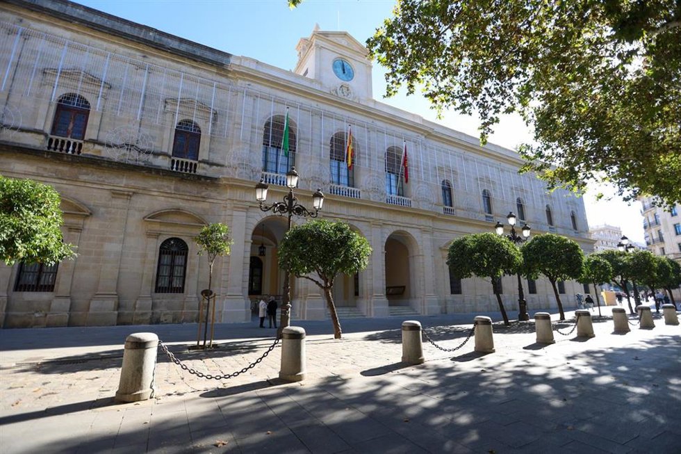 Archivo - Imagen de archivo de la fachada del Ayuntamiento de Sevilla.