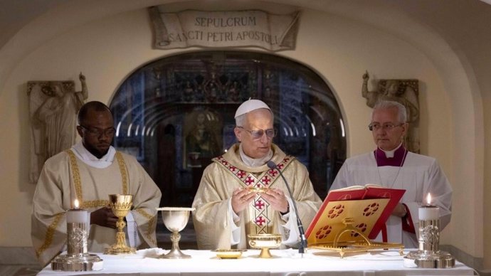 El Papa León XIV elebra misa en las Grutas Vaticanas.