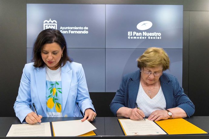 La alcaldesa de San Fernando (Cádiz), Patricia Cavada, y la presidenta de la entidad El Pan Nuestro, Joaquina Luna.