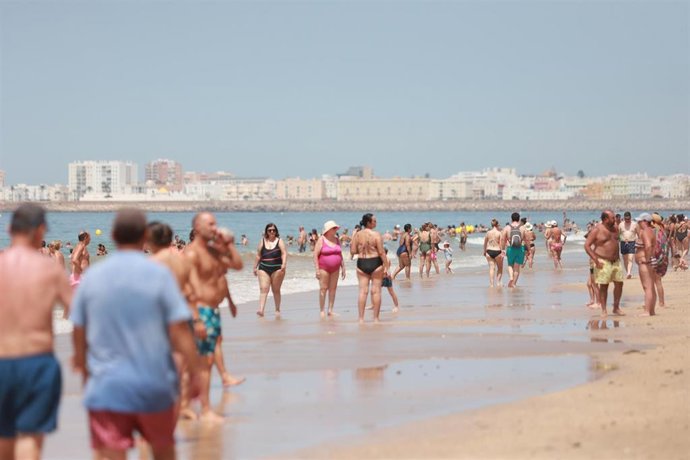 Archivo - Imagen de la playa de la Victoria, a 11 de agosto de 2023 en Cádiz (Andalucía, España). 