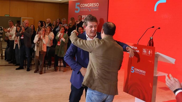 EL secretario xeral del PSdeG, José Ramón Gómez Besteiro, junto al recién reelegido secretario provincial de  A Coruña, Bernardo Fernández.