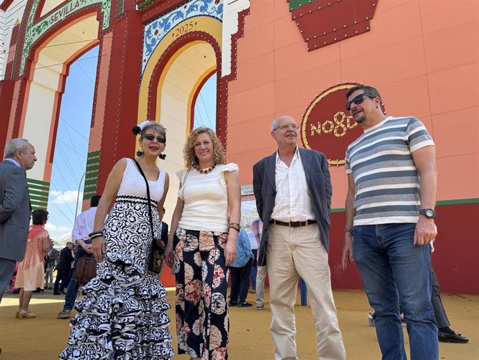 Hornillo ante la portada de la feria de Sevilla.