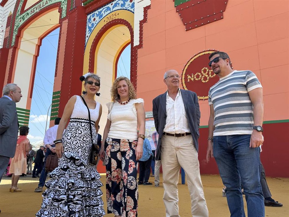 Hornillo ante la portada de la feria de Sevilla.