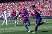 El Barça ata la Liga en un Clásico loco