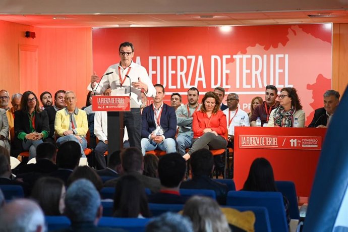El nuevo secretario general del PSOE Teruel, Rafael Guía, durante su intervención en el XI Congreso Provincial celebrado este sábado en Utrillas. La vicesecretaria general María Ariño, a su derecha.