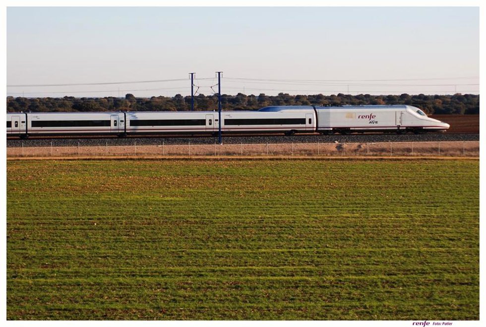 Archivo - Tren AVE.