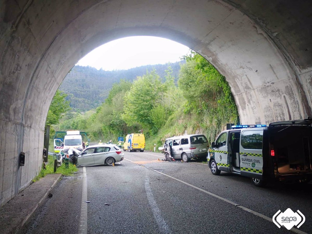 Once heridos, siete de ellos menores, en un choque frontal entre dos turismos en Piloña