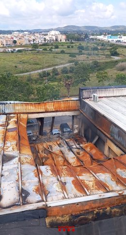 Col·lapsa part del sostre de la nau incendiada a Vilanova i la Geltrú (Barcelona)