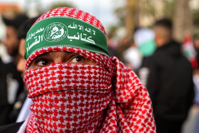 Archivo - April 7, 2025, Beirut, Beirut, Lebanon: A Palestinian covering his face with the traditional Keffiyah (scarf) and sporting a Hamas al-Qassam Brigade headband takes part in a demonstration in Beirut in protest against IsraelĂ˘ââ˘s ongoing assa