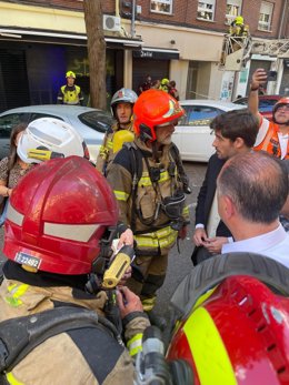 Bombeiros consideram extinto o fogo em uma casa na Rua Artes Gráficas