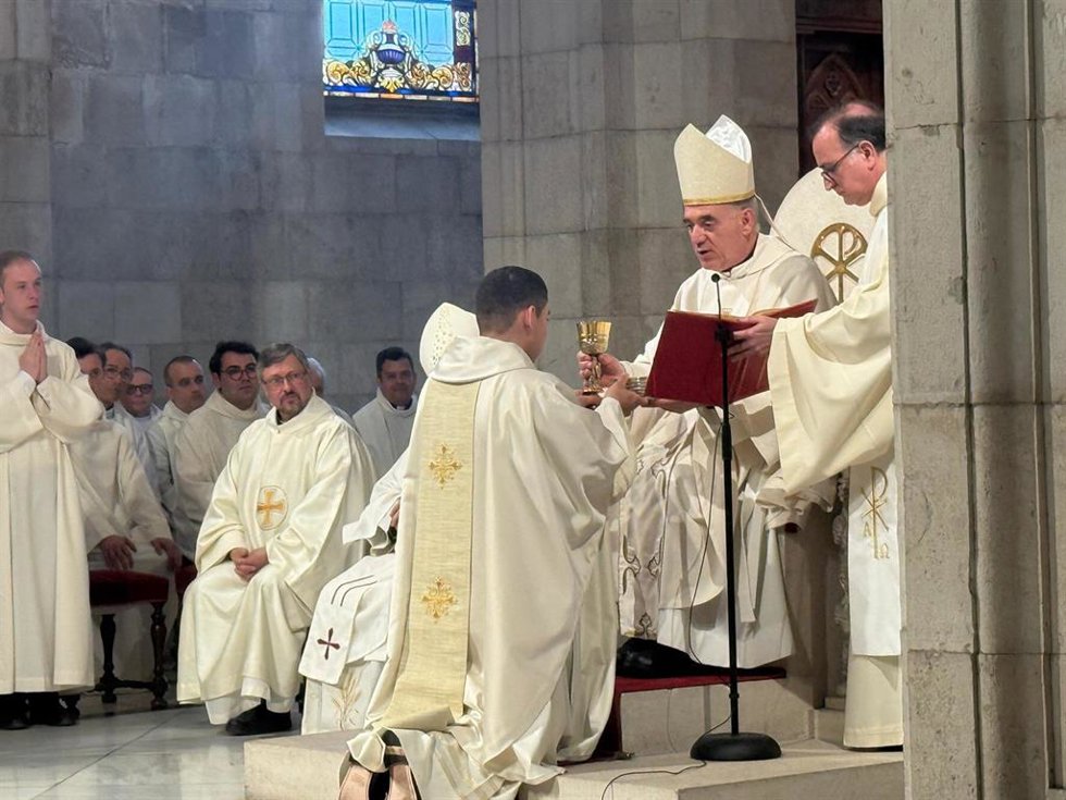 El obispo ordena sacerdote al joven nicaragüense Eliar Blandón