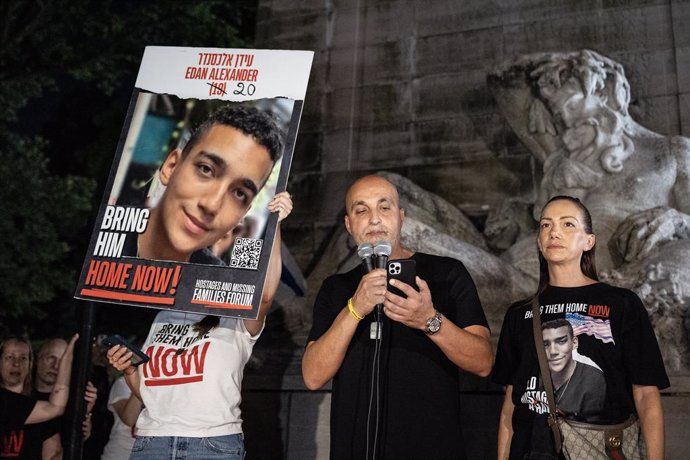 Archivo - September 1, 2024, New York, New York, United States: Adi Alexander speaks with Yael Alexander at his side, parents of Edan Alexander held by Hamas in captivity at rally and memorial service for the 6 hostages who were kidnapped and murdered by 