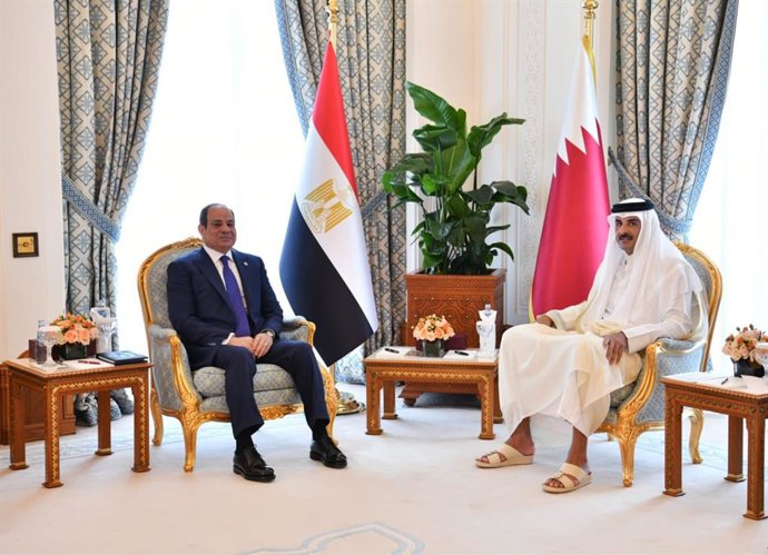 El presidente egipcio, Abdelfatá al Sisi,  junto al emir de Qatar, Tamim bin Hamad al Thani