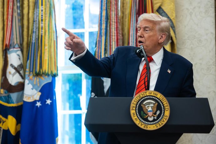 6 de maio de 2025, Washington, Distrito de Columbia, EUA: O presidente dos Estados Unidos, Donald J. Trump, faz comentários no Salão Oval da Casa Branca em Washington, DC, EUA, enquanto o enviado especial dos EUA para o Oriente Médio, Steven Witkoff, faz 
