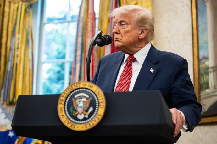 7 de maio de 2025, Washington, Distrito de Colúmbia, EUA: O presidente dos Estados Unidos, Donald J. Trump, responde a perguntas de repórteres após o ex-senador americano David Perdue (republicano da Geórgia) ter sido empossado como embaixador dos EUA na 