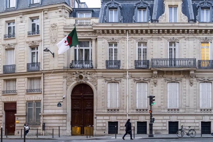 Archivo - March 18, 2025, Paris, France, France: Paris, France March 18, 2025 - An Algerian flag flies on the facade of the Algerian Embassy in France. A diplomatic crisis has intensified in recent days between Algeria and France. Paris suspended visa exe