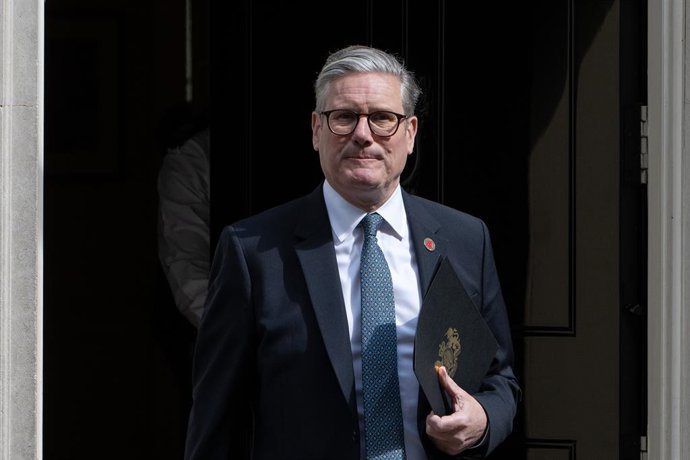 8 de maio de 2025, Londres, Reino Unido: O primeiro-ministro do Reino Unido, Keir Starmer, deixa o 10 Downing Street.